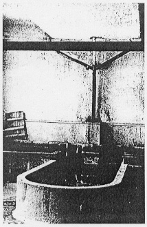 東京拘置所の共同風呂（『巣鴨プリズン記念写真』より）